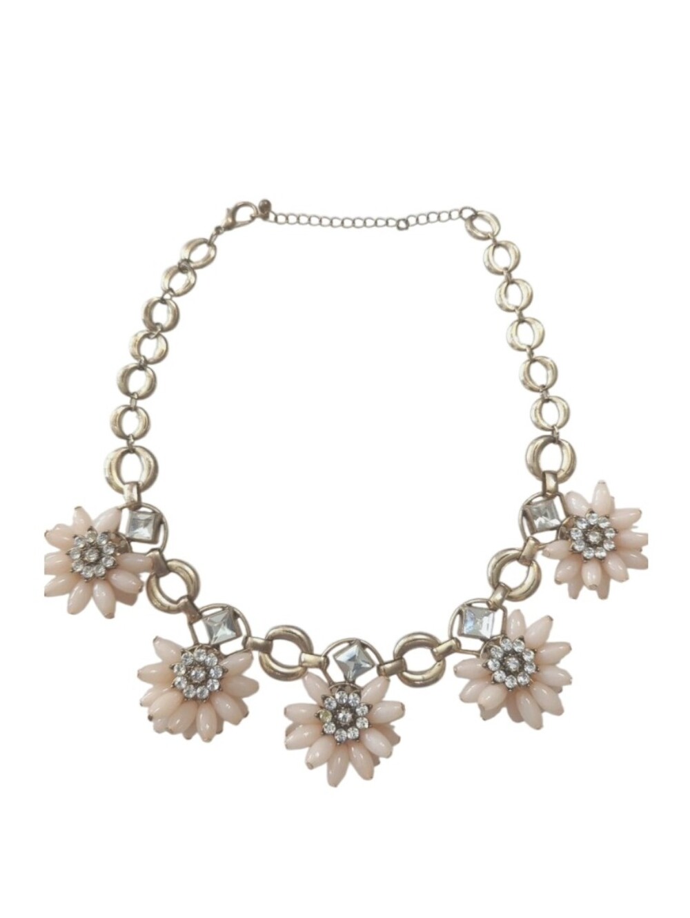 Beautiful chunky flowers with a rhinestone details.